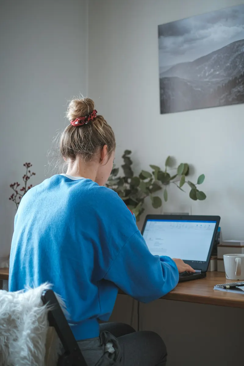 Femme travaillant sur son ordinateur portable dans un bureau à la maison